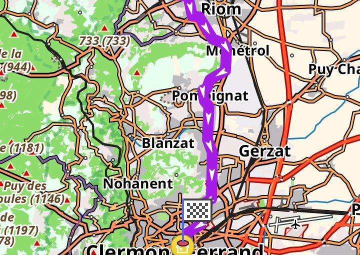 Interface d'une application smartphone présentant un itinéraire tracé en violet qui par de la campagne au nord de Clermont-Ferrand et rejoint la ville.