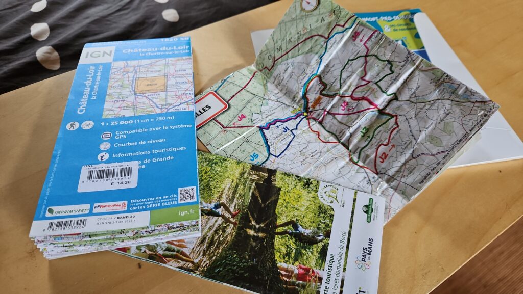 Quelques cartes et brochures d'itinéraires de randonnée