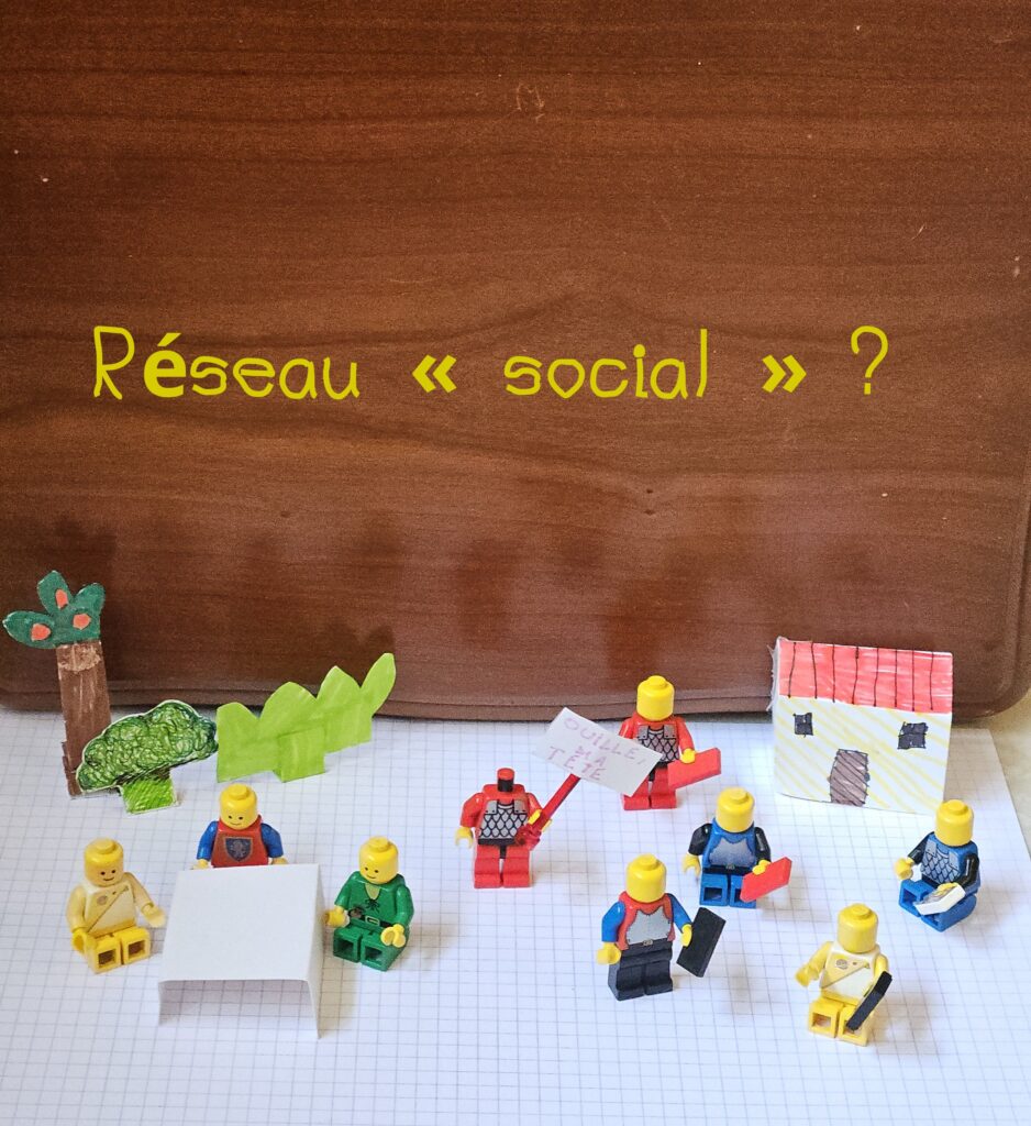 des legos sans visage face à leur smartphone, des legos qui discutent en souriant: "Réseau « social » ?"